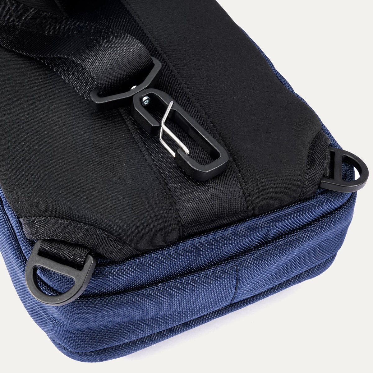 Travelpro Altitude Crossbody 6L